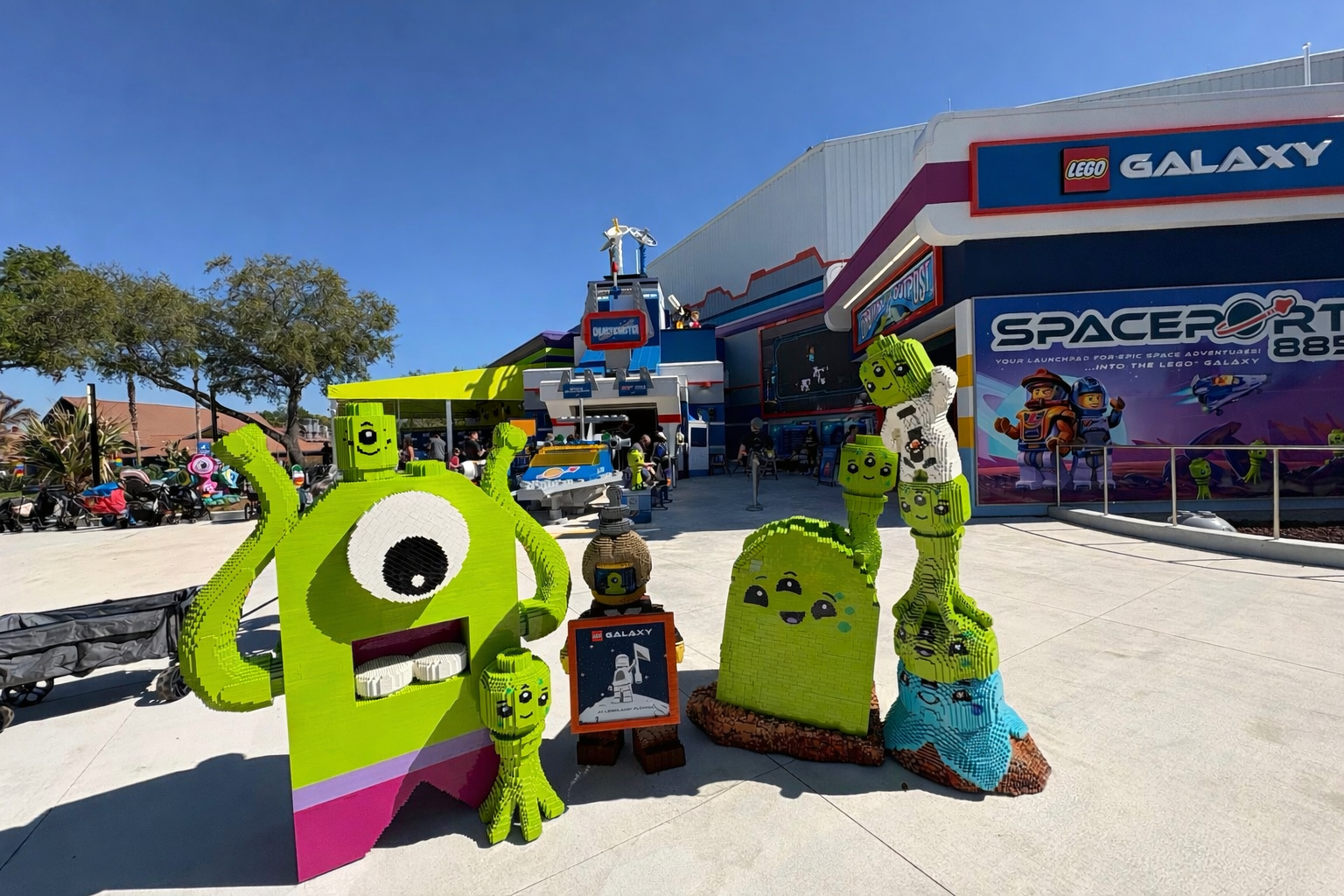 Aliens LEGO colorés devant le Galacticoaster dans la zone LEGO Galaxy à Legoland Floride