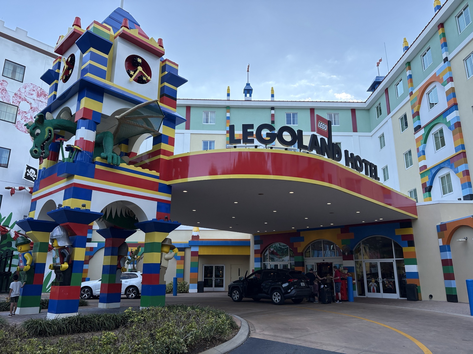 Entrée du Legoland Hotel en Floride avec décoration colorée Lego