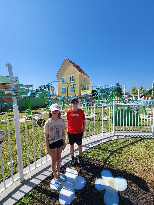 Enfants au Peppa Pig Theme Park à Legoland Florida devant une attraction
